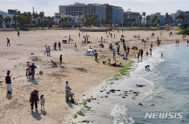 [제주=뉴시스]우장호 기자 = 추석 황금연휴를 앞둔 마지막 주말인 26일 제주시 조천읍 함덕해수욕장에 관광객들이 찾아와 완연한 가을 날씨를 즐기고 있다. 2020.09.26. woo1223@newsis.com