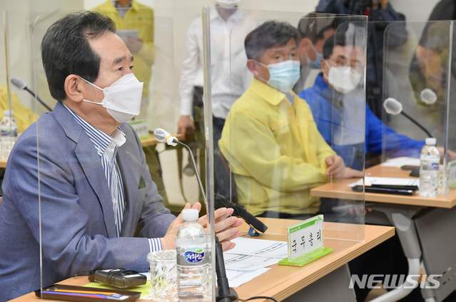 [서울=뉴시스]김명원 기자 = 정세균 국무총리가 26일 전남 구례군 집중호우 피해복구 현장 방문해 상황보고를 받고 있다. (사진=총리실 제공) 2020.09.26. photo@newsis.com