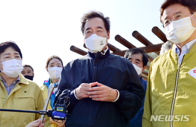 [서울=뉴시스] 최동준 기자 = 이낙연 더불어민주당 대표가 26일 태풍 피해를 입은 경북 영덕군 강구면 일대를 찾아 피해 및 복구 상황을 점검보고 있다. (사진=더불어민주당 제공) 2020.09.26. photo@newsis.com