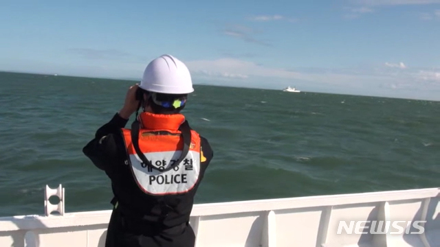 [서울=뉴시스]김명원 기자 = 인천해양경찰이 26일 인천시 옹진군 소연평도 인근 해상에서 북한군에 의해 피살된 해양수산부 서해어업관리단 소속 공무원 A(47)씨의 시신과 소지품을 찾는 수색 작업을 하고 있다. (사진=인청해양경찰서 제공)&nbsp; 2020.09.26. photo@newsis.com