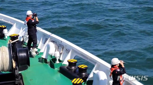 [서울=뉴시스]김명원 기자 = 인천해양경찰이 26일 인천시 옹진군 소연평도 인근 해상에서 북한군에 의해 피살된 해양수산부 서해어업관리단 소속 공무원 A(47)씨의 시신과 소지품을 찾는 수색 작업을 하고 있다. (사진=인청해양경찰서 제공) 2020.09.26.&nbsp; photo@newsis.com