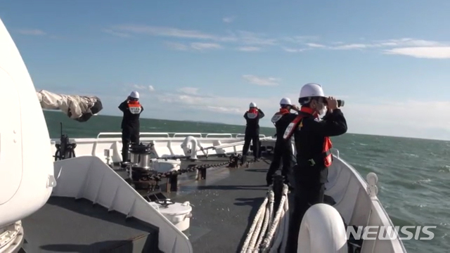 [서울=뉴시스]김명원 기자 = 인천해양경찰이 26일 인천시 옹진군 소연평도 인근 해상에서 북한군에 의해 피살된 해양수산부 서해어업관리단 소속 공무원 A(47)씨의 시신과 소지품을 찾는 수색 작업을 하고 있다. (사진=인청해양경찰서 제공)&nbsp; 2020.09.26. photo@newsis.com