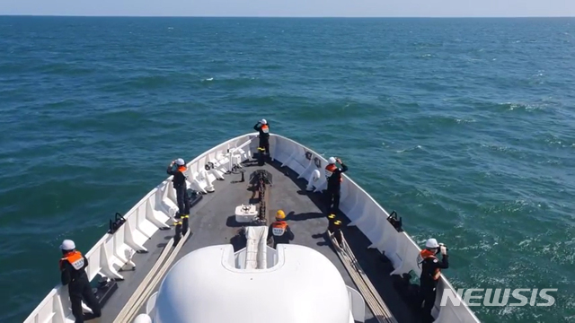 [서울=뉴시스]김명원 기자 = 인천해양경찰이 26일 인천시 옹진군 소연평도 인근 해상에서 북한군에 의해 피살된 해양수산부 서해어업관리단 소속 공무원 A(47)씨의 시신과 소지품을 찾는 수색 작업을 하고 있다. (사진=인청해양경찰서 제공) 2020.09.26.&nbsp; photo@newsis.com