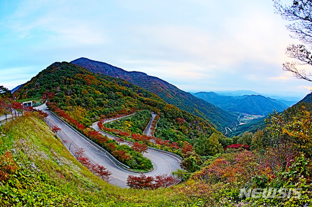 [창원=뉴시스] 경남 의령군 한우산 드라이브코스.(사진=경남도 제공)