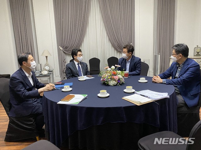 [안동=뉴시스] 이철우 경북도지사(오른쪽 두번째)와 장욱현 영주시장(맨오른쪽)이 지난 25일 조명래 환경부장관(왼쪽 두번째)과 만나 영주댐 방류 문제를 논의하고 있다. (사진=경북도 제공) 2020.09.27