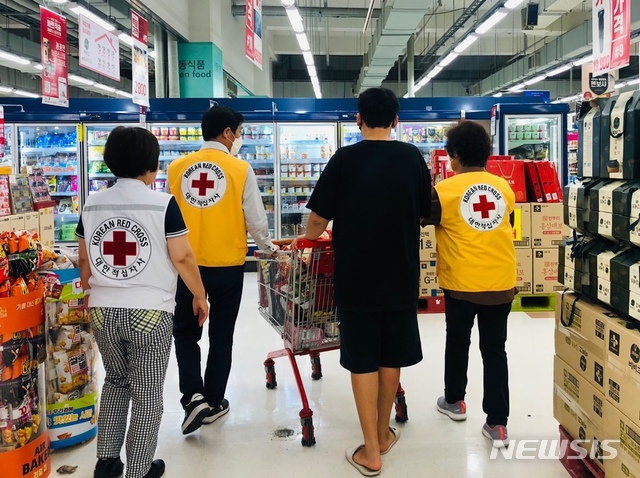 [전주=뉴시스] 한훈 기자 = 대한적십자사 전북지사는 전주 덕진구에 거주하는 조손가정 김고운(가명·61)씨를 건설공제조합 중부보상센터와 함께하는 '희망드림 프로젝트'의 대상자로 선정해 추석맞이 장보기를 가졌다고 27일 밝혔다.(사진=전주시 제공).2020.09.27.  photo@newsis.com