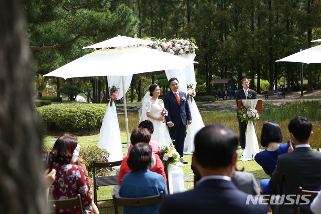 [안동=뉴시스] 26일 김천 직지문화공원에서 ‘낭만 결혼식’이 열리고 있다. (사진=경북도 제공) 2020.09.27