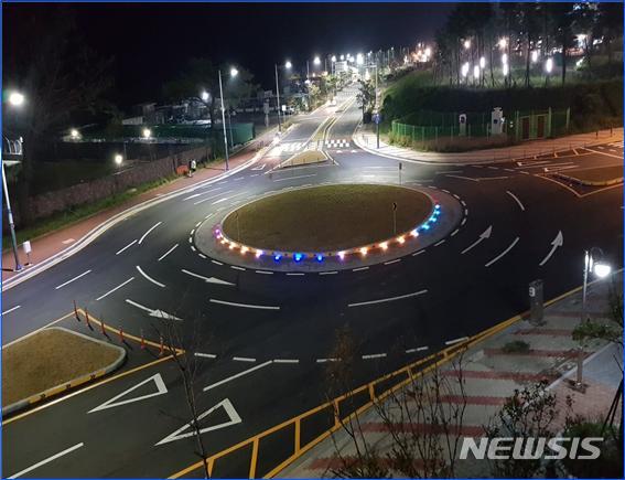 [울산=뉴시스]지난 2020년 9월 교통체계 개선사업을 통해 울산 북구 산하동 일원에 설치된 회전교차로. (사진=울산시 제공) photo@newsis.com