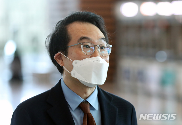 [인천공항=뉴시스] 고승민 기자 = 이도훈 외교부 한반도평화교섭본부장이 27일 인천국제공항 제2터미널에서 미국으로 출국하기 전 취재진 질문에 답하고 있다. 이 본부장은 이날 방미해 스티븐 비건 미국 국무부 부장관 겸 대북특별대표와 북핵수석대표 협의를 진행한다. 2020.09.27. kkssmm99@newsis.com