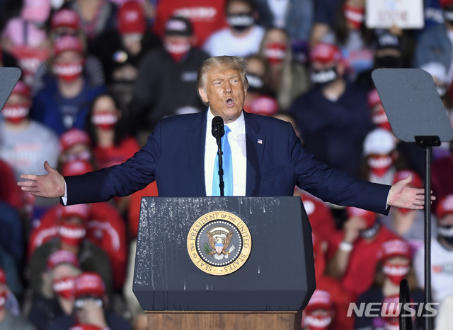 [펜실베이니아=AP/뉴시스]26일(현지시간) 도널드 트럼프 대통령이 펜실베이니아주 해리스버그 공항에서 유세 중 발언하고 있다. 2020.09.27.