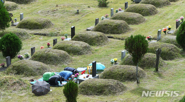 [칠곡=뉴시스] 이무열 기자 = 추석을 나흘 앞둔 27일 오전 경북 칠곡군 지천면 현대공원을 찾은 시민들이 성묘를 하고 있다. 2020.09.27.&nbsp; lmy@newsis.com