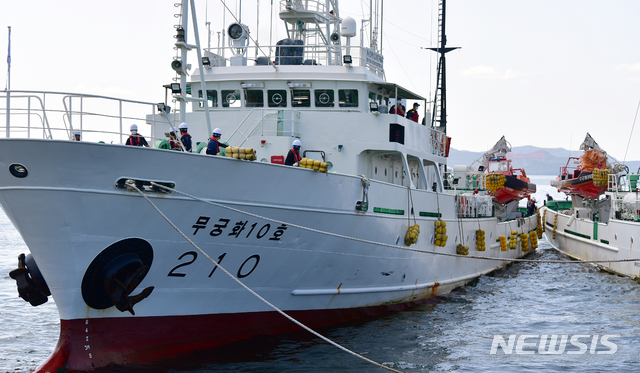 [목포=뉴시스] 류형근 기자 = 피격 실종된 해양수산부 서해어업관리단 공무원이 승선해 있었던 어업지도선 무궁화10호가 사고 일주일여만인 27일 오후 전남 목포시 전용부두로 입항하고 있다. 2020.09.27.  hgryu77@newsis.com