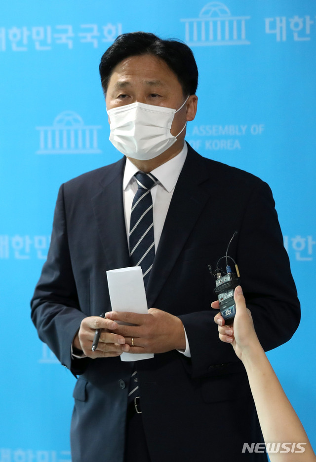 [서울=뉴시스]김선웅 기자 = 김영진 더불어민주당 원내수석부대표가 27일 오후 서울 여의도 국회에서 북한의 서해상 우리 공무원 피습 사건 및 국민의힘의 장외 1인시위 관련 입장을 말하고 있다. 2020.09.27.  mangusta@newsis.com