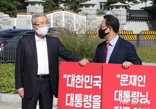 [서울=뉴시스] 고승민 기자 = 주호영 원내대표가 서울 청와대 분수대 앞에서 '북한의 우리 국민 살해 만행 진상조사 요구' 1인시위를 하기 전 격려 차 나온 김종인 비대위원장과 대화하고 있다. 2020.09.27.kkssmm99@newsis.com