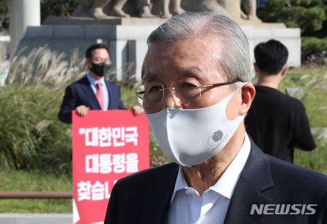 [서울=뉴시스] 고승민 기자 = 김종인 국민의힘 비상대책위원장이 서울 청와대 분수대 앞에서 '북한의 우리 국민 살해 만행 진상조사 요구' 1인시위를 시작한 주호영 원내대표를 격려한 뒤 취재진 질문에 답하고 있다. 2020.09.27.kkssmm99@newsis.com