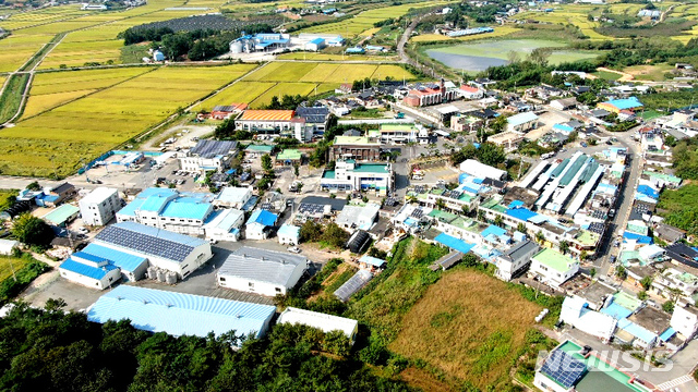 [나주=뉴시스] 전남 나주시 공산면 일대 주택과 건물 지붕 곳곳에 태양광 발전용 패널이 설치돼 있다. (사진=뉴시스 DB). photo@newsis.com 