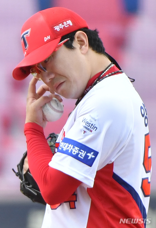 [광주=뉴시스] 신대희 기자 = 27일 오후 광주 북구 광주-기아챔피언스필드에서 열린 2020프로야구 KIA 타이거즈 대 롯데 자이언츠의 경기, 7회초 1사에서 KIA 선발 양현종이 교체돼 더그아웃으로 들어가고 있다. 2020.09.27.sdhdream@newsis.com