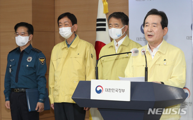 [서울=뉴시스] 박미소 기자 = 정세균 국무총리가 27일 오후 서울 종로구 정부서울청사 브리핑실에서 추석연휴 특별방역 관련 대국민담화를 발표하고 있다. 2020.09.27.&nbsp;&nbsp; photo@newsis.com 