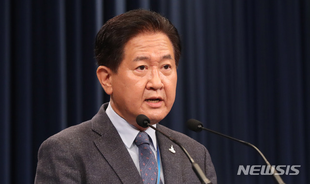 [서울=뉴시스]추상철 기자 = 서주석 국가안보실 1차장이 27일 오후 청와대 대브리핑 룸에서 대통령 주재 긴급 안보관계장관회의와 관련 브리핑을 하고 있다. 2020.9.27.&nbsp;&nbsp; scchoo@newsis.com