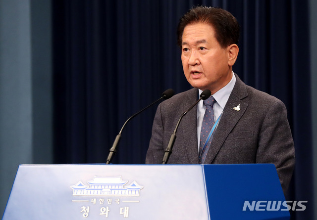 [서울=뉴시스]추상철 기자 = 서주석 국가안보실 1차장이 27일 오후 청와대 대브리핑 룸에서 대통령 주재 긴급 안보관계장관회의와 관련 브리핑을 하고 있다. 2020.9.27.&nbsp; scchoo@newsis.com