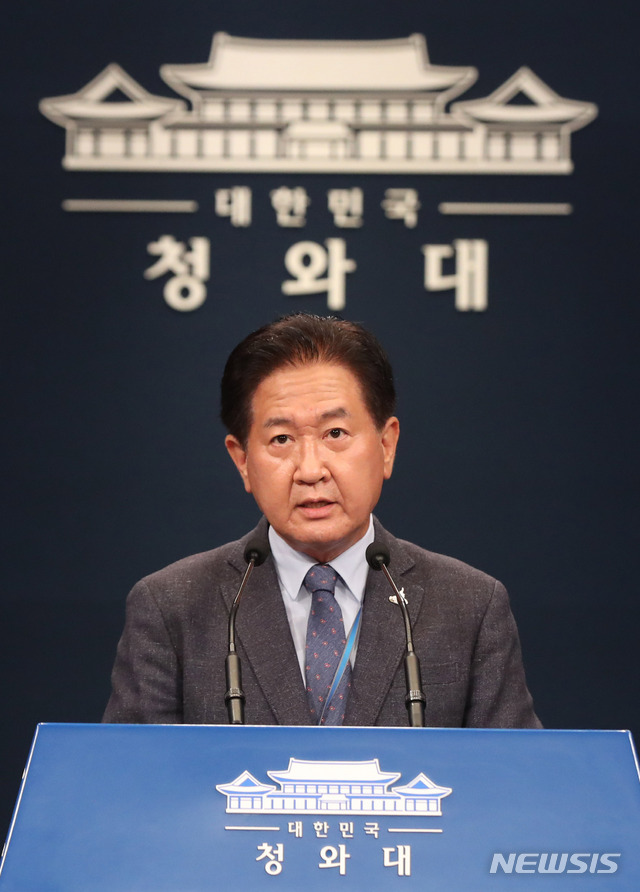 [서울=뉴시스]추상철 기자 = 서주석 국가안보실 1차장이 27일 오후 청와대 대브리핑 룸에서 대통령 주재 긴급 안보관계장관회의와 관련 브리핑을 하고 있다. 2020.9.27.&nbsp;&nbsp; scchoo@newsis.com