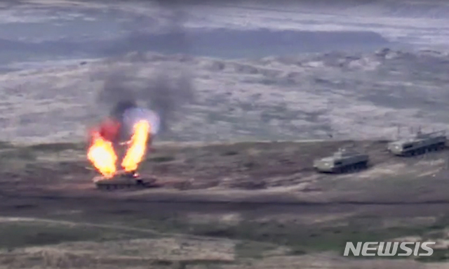 [AP뉴시스] 27일 아르메니아 국방부 제공 사진으로 아르메니아 군이 아제르바이잔 탱크를 나고르노-카라바흐 경계선에서 파괴하고 있다 