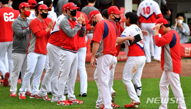 [광주=뉴시스] 신대희 기자 = 27일 오후 광주 북구 광주-기아챔피언스필드에서 열린 2020프로야구 KIA 타이거즈 대 롯데 자이언츠의 경기, 연장 10회말 2사에서 끝내기 안타로 2-1 승리를 거둔 KIA 선수단이 기뻐하고 있다.2020.09.27. sdhdream@newsis.com