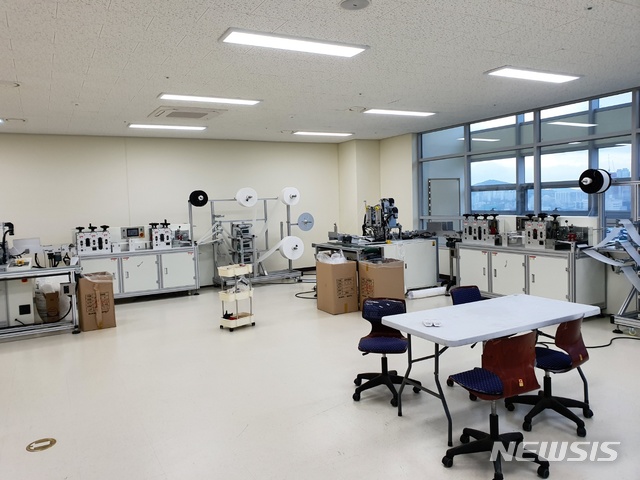 [수원=뉴시스]천의현 기자=멈춰 버린 마스크 생산 공장.