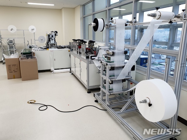 [수원=뉴시스]천의현 기자=멈춰 버린 마스크 생산 공장.