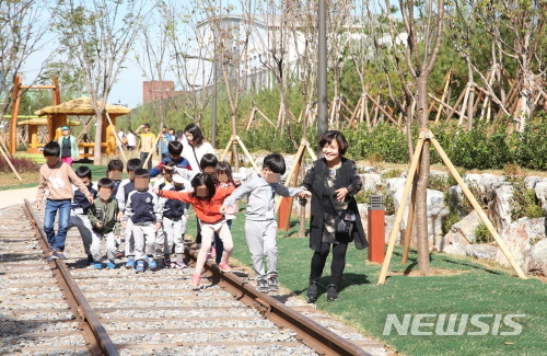 [서울=뉴시스] 서울 마포구 경의선 선형의 숲에서 노는 아이들 모습. (사진=마포구 제공) 2020.09.28.photo@newsis.com 