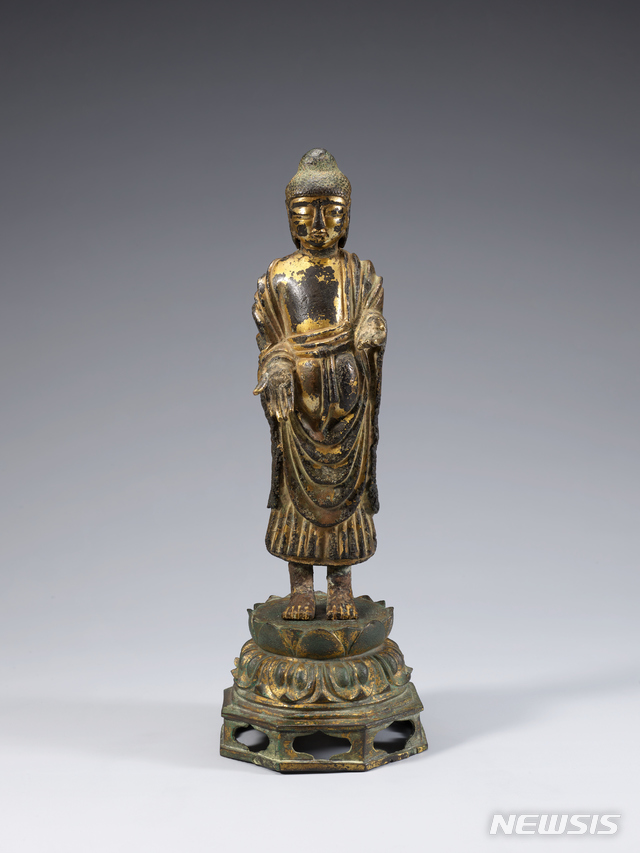 [서울=뉴시스] 박현주 미술전문기자= 국립중앙박물관(관장 배기동)은 최근 간송미술문화재단으로부터 구입한 '보물 제284호' 금동여래입상과 '보물 제285호' 금동보살입상'을 공개 전시한다고 28일 밝혔다. 28일부터 10월 25일까지 4주간 상설전시실 3층 조각공예관 불교조각실에서 만나볼수 있다.두 보물은 고(故) 간송 전형필(1906~1962)이 수집한 불교 지정문화재다. 지난 5월27일 케이옥션 경매에서 각 15억원에 경매가 시작됐지만 유찰된 문화재이기도 하다.사진=보물 제284호 금동여래입상. 높이 38.2cm로 통일신라 불상 중 규모가 큰 편에 속하며, 뛰어난 예술성을 간직해 지정문화재로서의 가치가 높다. 작은 입에 머문 미소가 얼굴 전체에 퍼져 예스러운 고졸(古拙)한 아름다움을 갖추고 있으며, 깨달음의 상징인 솟은 머리에는 소라 모양의 머리칼이 뚜렷하다. 국립중앙박물관 제공. 2020.9.28. hyun@newsis.com