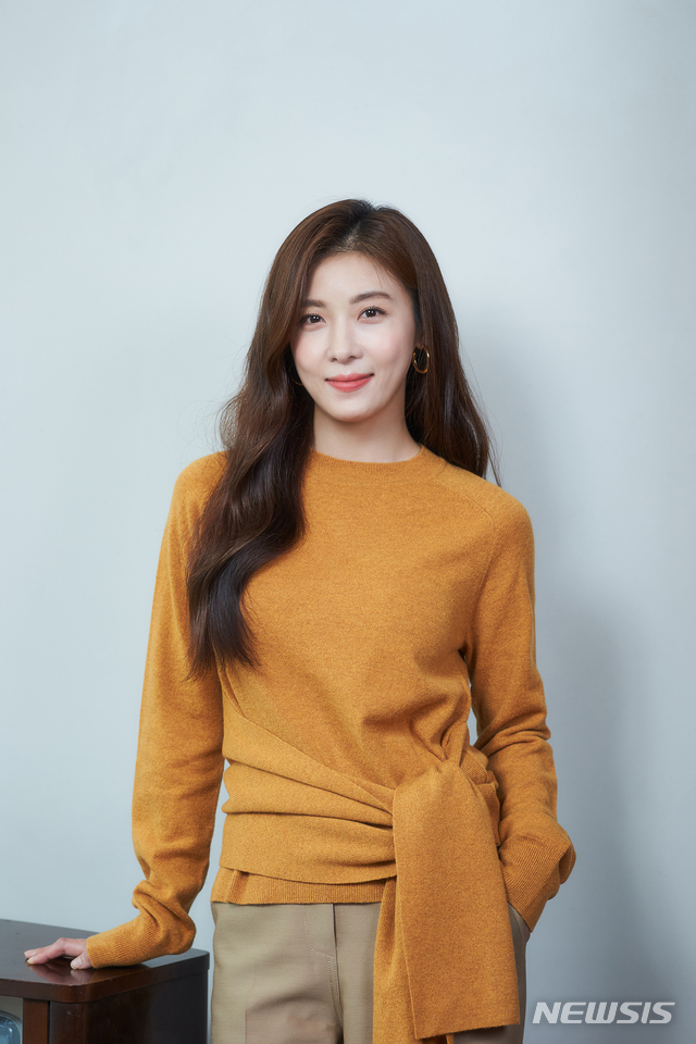 [서울=뉴시스] 배우 하지원. (사진=CJ엔터테인먼트 제공)