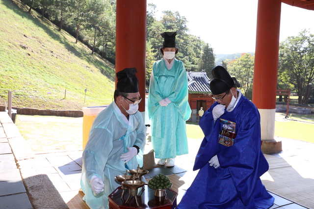 조선 6대 임금인 단종의 무덤인 강원 영월군 장릉에서 28일 오전 10시에 진행된 토종다래 진상제례. (사진=영월군청 제공)