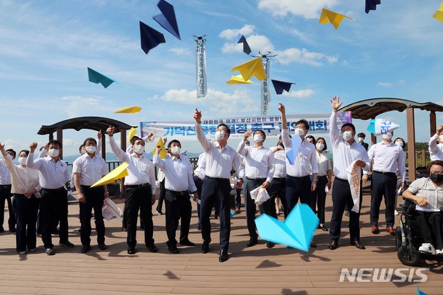 [부산=뉴시스] 부산시의회는 28일 오전 부산 강서구 가덕신공항 건설 대상 지역이 한눈에 내려다보이는 가덕도 대항전망대에서 '가덕신공항 결정 촉구 결의대회'를 갖고 있다. (사진=부산시의회 제공). 2020.09.28.photo@newsis.com