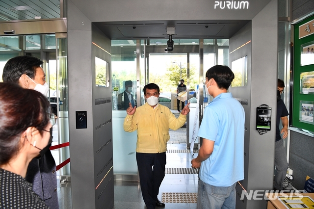 [완주=뉴시스] 강명수 기자 =전북 완주군은 군청사와 보건소에 인공지능 스마트 사물인터넷(IoT) 에어샤워기를 설치했다고 28일 밝혔다. 사진은 박성일 군수가 에어샤워기를 점검하는 모습이다. (사진 =완주군 제공) 2020.09.29.photo@newsis.com