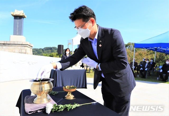 [공주=뉴시스]김정섭 충남 공주시장이 추모제에서 헌화를 하고 있다.