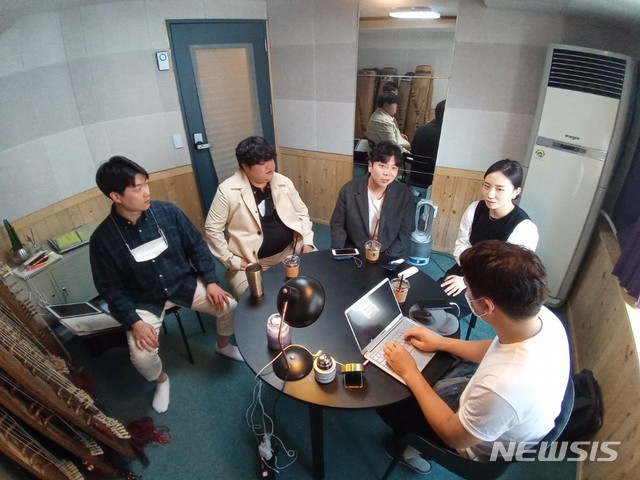 [서울=뉴시스]28일 서울 서초구 소재 The 세로 연습실에서 인터뷰를 하고 있는 모습(사진=정동극장 제공)2020.09.28 photo@newsis.com