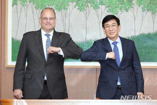 [서울=뉴시스] 함상욱 외교부 다자외교조정관은 28일 오전 마셜 빌링슬리(Marshall Billingslea) 美 국무부 군비통제 대통령 특사와 면담을 가졌다. (사진/외교부 제공) photo@newsis.com