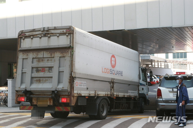 [춘천=뉴시스]장경일 기자 = 추석 연휴를 앞둔 28일 오후 강원 춘천시 춘천우체국 물류창고에 택배차량이 들어서고 있다. 2020.09.28.jgi1988@newsis.com