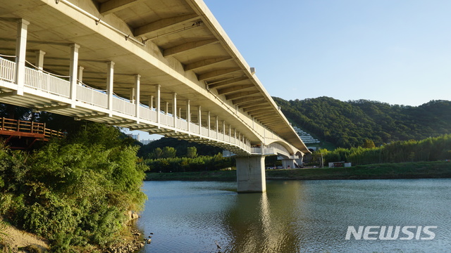 [울산=뉴시스]유재형 기자 = 울산시는 옥동~농소 구간의 신설 교량인 ‘국가정원교’ 하부에 설치된 인도교의 이름을 ‘은하수다리’로 결정했다고 28일 밝혔다. 2020.09.28. (사진= 울산시 제공)photo@newsis.com