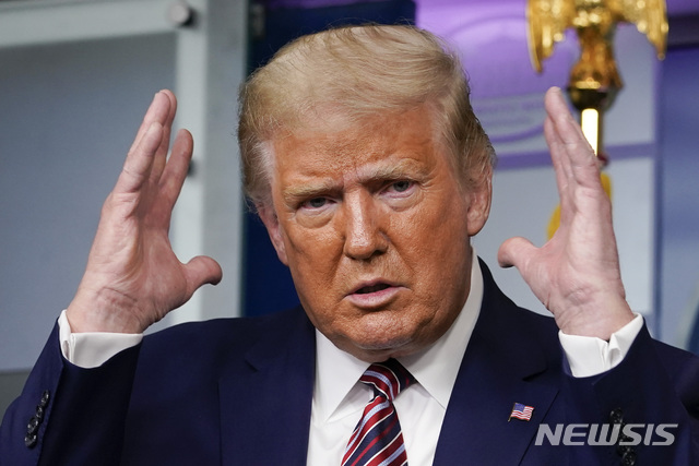 [워싱턴=AP/뉴시스]도널드 트럼프 미국 대통령이 27일(현지시간) 백악관에서 기자회견을 하고 있다. 2020.09.28.