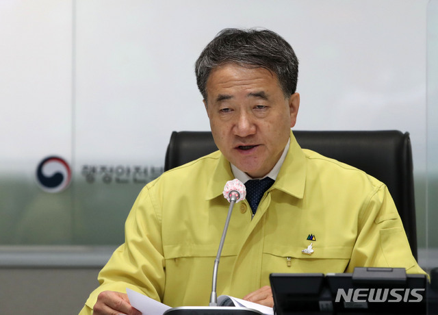 [서울=뉴시스] 박주성 기자 = 박능후 중앙재난안전대책본부 1차장(보건복지부 장관)이 28일 오전 서울 세종로 정부서울청사에서 열린 중앙재난안전대책본부회의에서 모두발언을 하고 있다. 2020.09.28. park7691@newsis.com