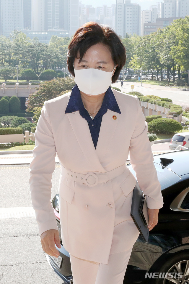 [과천=뉴시스]김병문 기자 = 추미애 법무부 장관이 28일 오전 경기 과천 법무부 청사로 출근하고 있다. 2020.09.28.&nbsp; dadazon@newsis.com 