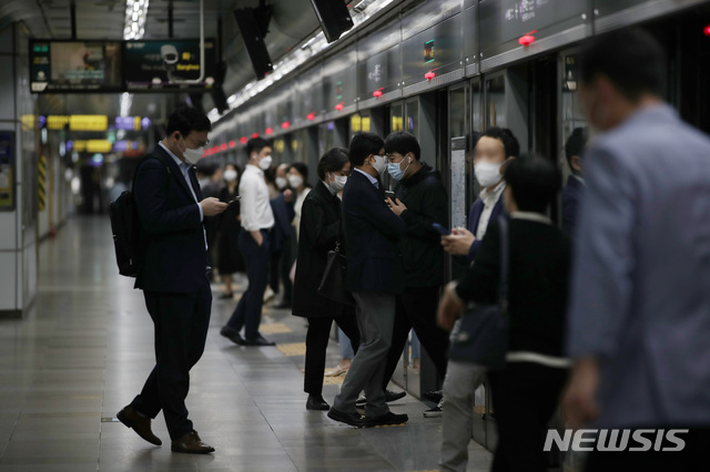 [서울=뉴시스] 박미소 기자 = 기존 신종 코로나바이러스 감염증(코로나19) 감염자와의 접촉으로 나타나는 'n차 감염'과 감염경로를 알 수 없는 확진자가 늘어나는 가운데 28일 오전 시민들이 서울 종로구 광화문역에서 빠져나오고 있다. 2020.09.28. misocamera@newsis.com