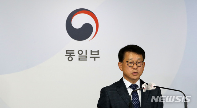 [서울=뉴시스] 박주성 기자 = 여상기 통일부 대변인이 28일 오전 서울 세종로 정부서울청사 브리핑룸에서 정례브리핑을 마친 후 취재진 질문에 답하고 있다. 2020.09.28. park7691@newsis.com