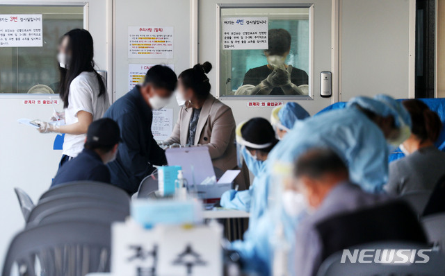 [서울=뉴시스]홍효식 기자 = 28일 오전 서울 동대문구 보건소에 마련된 선별진료소를 찾은 시민들이 신종 코로나바이러스 감염증(코로나19) 검사를 받기 위해 접수 및 대기하고 있다. 2020.09.28.&nbsp; yesphoto@newsis.com