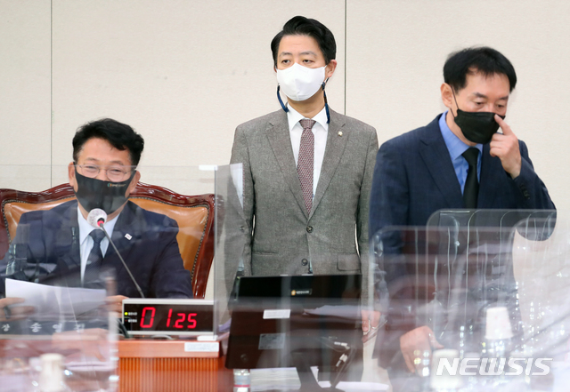 [서울=뉴시스]최동준 기자 = 28일 국회 외교통일위원회 전체회의에서 국민의힘 김석기 간사(오른쪽)가 더불어민주당 김영호 간사와 남북교류협력에 관한 법률 일부개정법률안 처리 여부에 대해 논의한 뒤 자리로 향하고 있다. (공동취재사진) 2020.09.28. photo@newsis.com