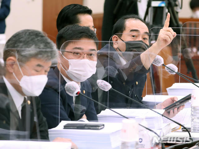 [서울=뉴시스]최동준 기자 = 국민의힘 태영호 의원이 28일 오전 서울 여의도 국회에서 열린 외교통일위원회 전체회의에서 의사진행 발언을 신청하고 있다. (공동취재사진) 2020.09.28. photo@newsis.com