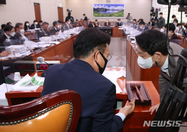 [서울=뉴시스]최동준 기자 = 28일 서울 여의도 국회에서 열린 외교통일위원회 전체회의에서 송영길 위원장(왼쪽)과 더불어민주당 김영호 간사가 대화하고 있다. (공동취재사진) 2020.09.28. photo@newsis.com