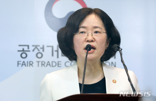 [세종=뉴시스] 강종민 기자 = 조성욱 공정거래위원회 위원장이 28일 오전 정부세종청사에서 온라인 플랫폼 공정화법(온라인 플랫폼 중개 거래의 공정화에 관한 법률) 제정안의 취지와 방향에 대해 설명하고 있다. 2020.09.28. ppkjm@newsis.com